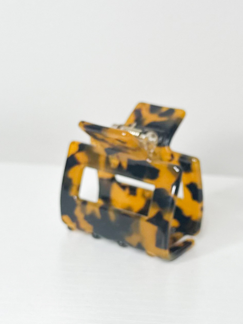 CAMILA TORTOISE CLAW CLIP - PECAN