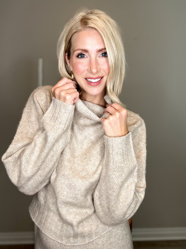 JACLYN TURTLENECK SWEATER - TAUPE