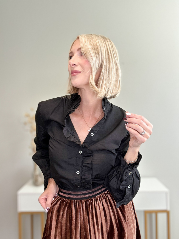 RUFFLED CHARM BUTTON-UP BLOUSE - BLACK