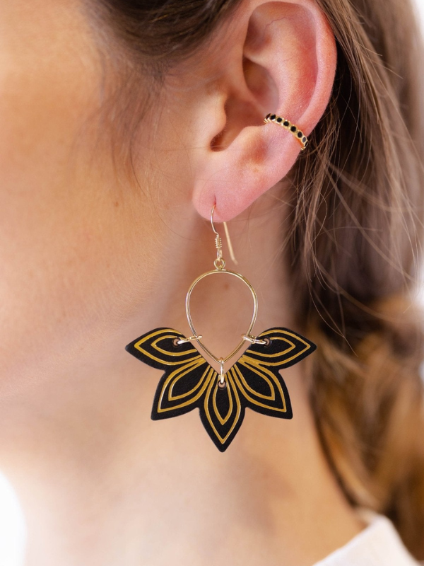 BLACK FLORAS EARRINGS
