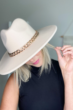 TAYLOR CHAIN BAND HAT - BEIGE